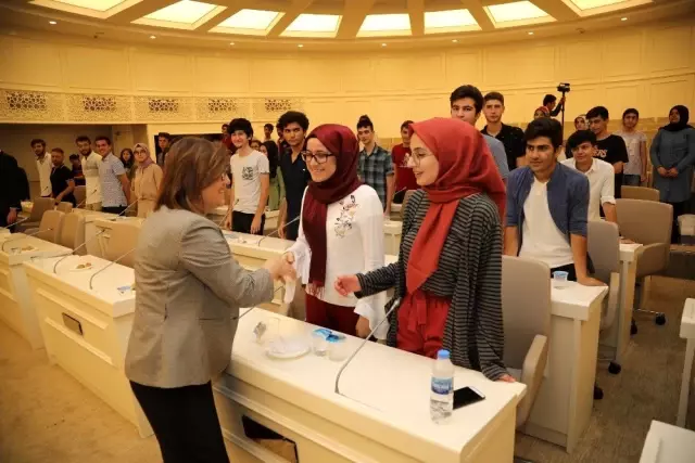 Şahin, YKS'de başarılı öğrencileri ödüllendirdi