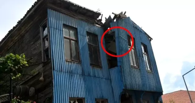Tarihi binayı çökmesin diye halatla bağladılar