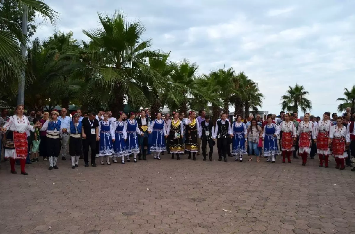 Uluslararası Akçaabat Müzik ve Halk Oyunları Festivali'nden renkli görüntüler