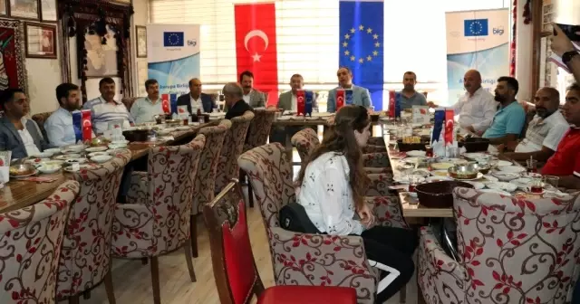 Van Gölü'nün kirliliğine dikkat çeken '2. Ulusal Van Denizi Bisiklet Şenliği' toplantısı yapıldı Van Gölü'nün kirliliğine dikkat çeken '2. Ulusal Van Denizi Bisiklet Şenliği' toplantısı yapıldı