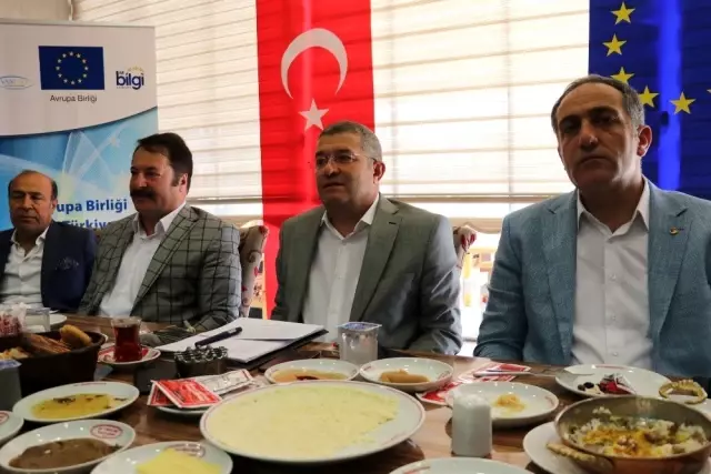 Van Gölü'nün kirliliğine dikkat çeken '2. Ulusal Van Denizi Bisiklet Şenliği' toplantısı yapıldı Van Gölü'nün kirliliğine dikkat çeken '2. Ulusal Van Denizi Bisiklet Şenliği' toplantısı yapıldı