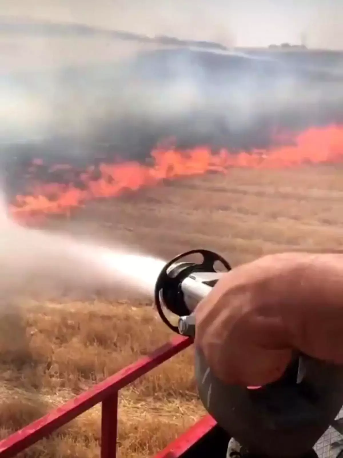 Anız yangını korkuttu