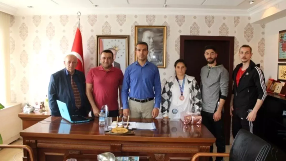 Başarılı sporcu ödüllendirildi