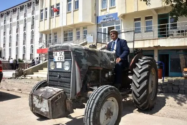 Başkanın makam aracı, 36 yıllık traktörü Başkanın makam aracı, 36 yıllık traktörü