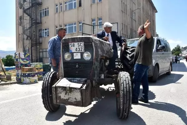 Başkanın makam aracı, 36 yıllık traktörü Başkanın makam aracı, 36 yıllık traktörü