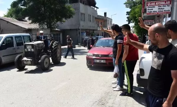Başkanın makam aracı, 36 yıllık traktörü Başkanın makam aracı, 36 yıllık traktörü