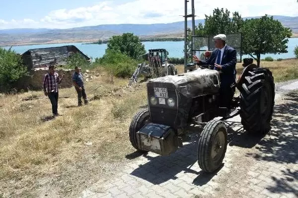 Başkanın makam aracı, 36 yıllık traktörü Başkanın makam aracı, 36 yıllık traktörü