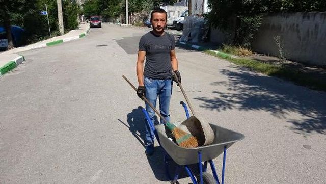 Belediye temizlik görevlisi bulduğu 400 lirayı polise teslim etti