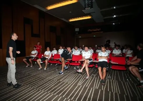 Beşiktaşlı futbolcular yeni sezon kuralları hakkında bilgilendirildi Beşiktaşlı futbolcular yeni sezon kuralları hakkında bilgilendirildi