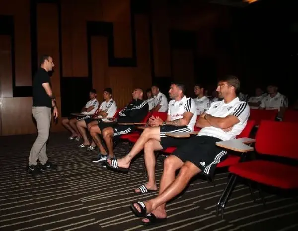 Beşiktaşlı futbolcular yeni sezon kuralları hakkında bilgilendirildi Beşiktaşlı futbolcular yeni sezon kuralları hakkında bilgilendirildi