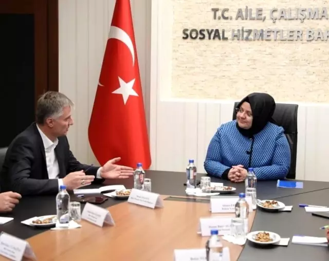 Büro Memur-Sen'den Çalışma Bakanı Selçuk'a ziyaret Büro Memur-Sen'den Çalışma Bakanı Selçuk'a ziyaret