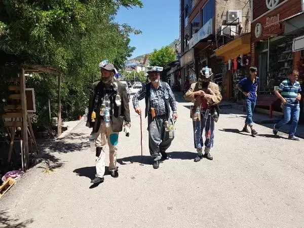 Çevre kirliliğine dikkat çekmek amaciyla atıklarla dolaştılar
