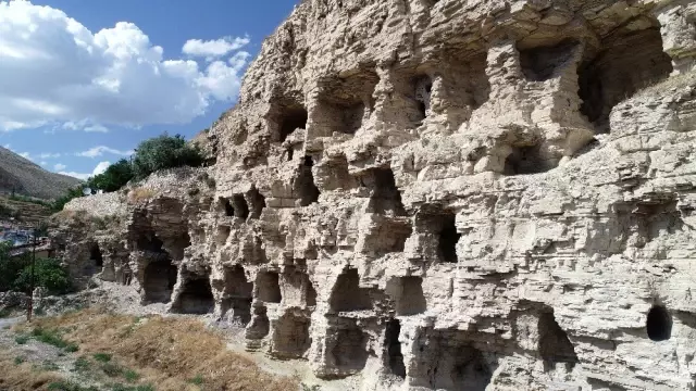 Dört bin senelik apartman, görenleri şaşkına çeviriyor