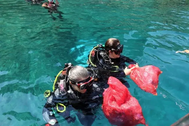 Dünya Kadınlar Dalış Günü'nde ilk kez denize dalıp deniz dibini temizlediler