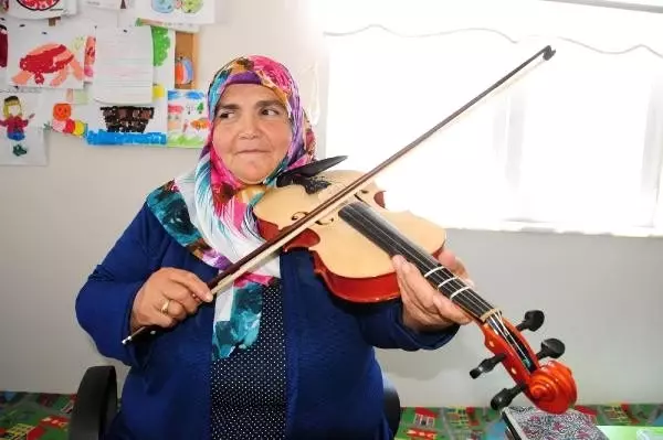 Keman çalma hayalini 58 yaşında gerçekleştirdi