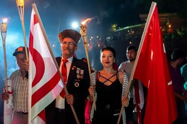 Kıbrıs'taki barış Harekatı'nın sene dönümü kutlamalarında Şafak Nöbeti tutuldu