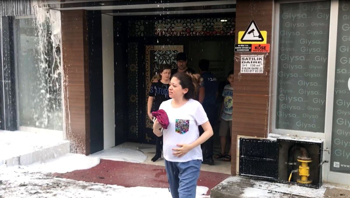 Sitede panik ve korku anları! Klima patladı alevler tüm her yeri sardı