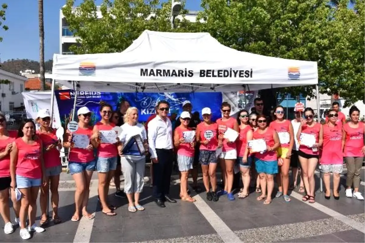 Marmaris'te ilk kez dalış yapan 40 kadın, deniz dibini temizledi