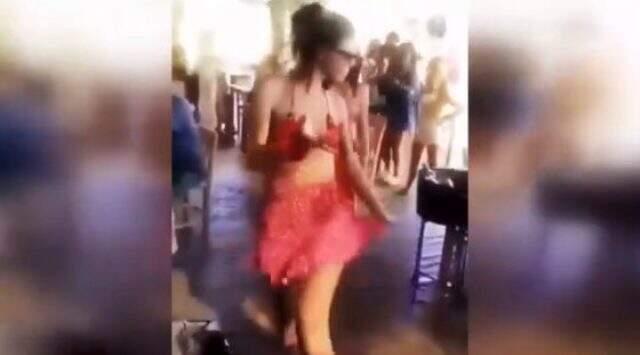 Oyuncu Demet Özdemir, kırmızı mini eteğiyle kalça dansı yaptı