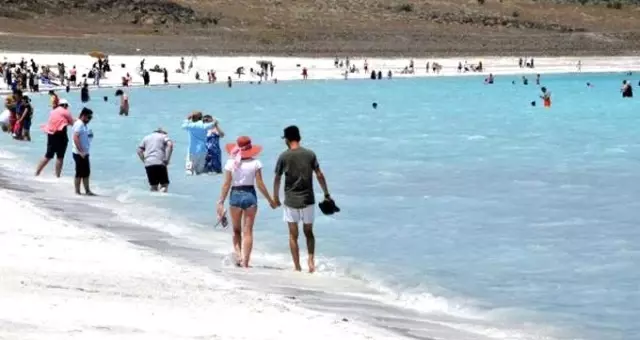 Salda Gölü'nü hergün 30 bin kişi ziyaret ediyor