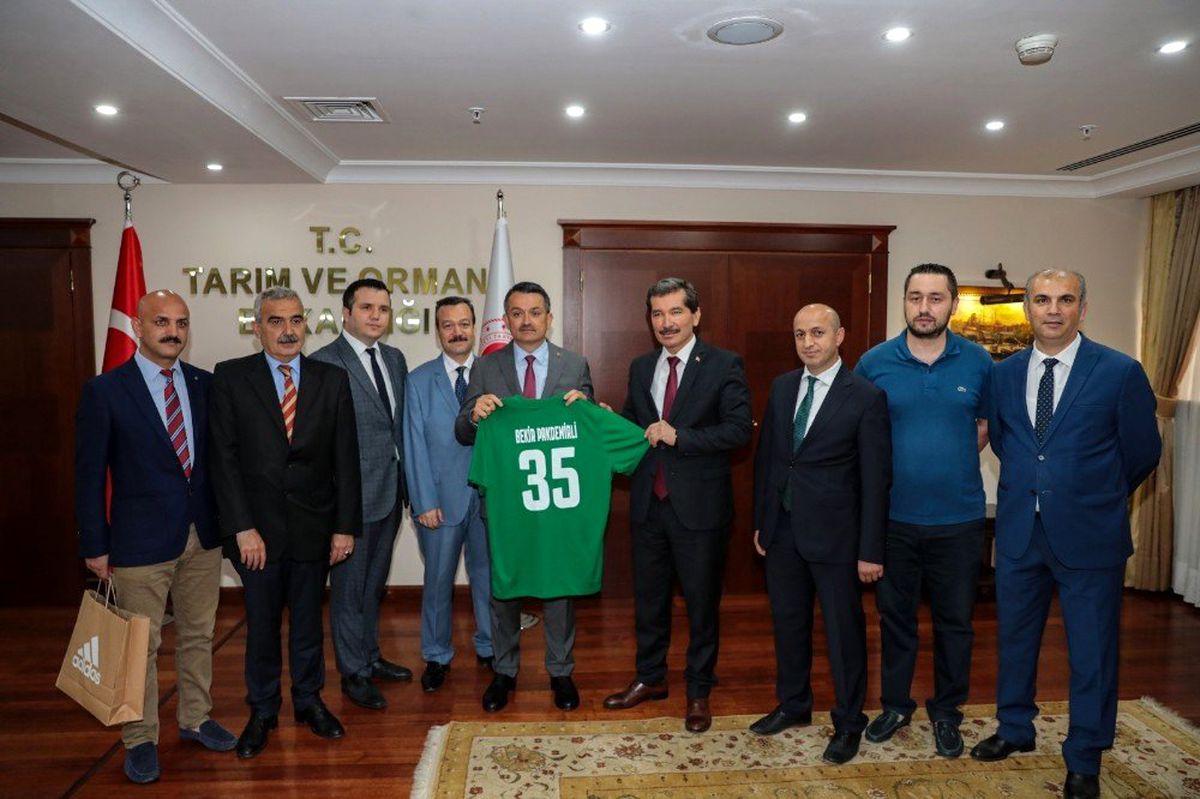 Şampiyon Basketbol takımından Bakan Pakdemirli'ye forma