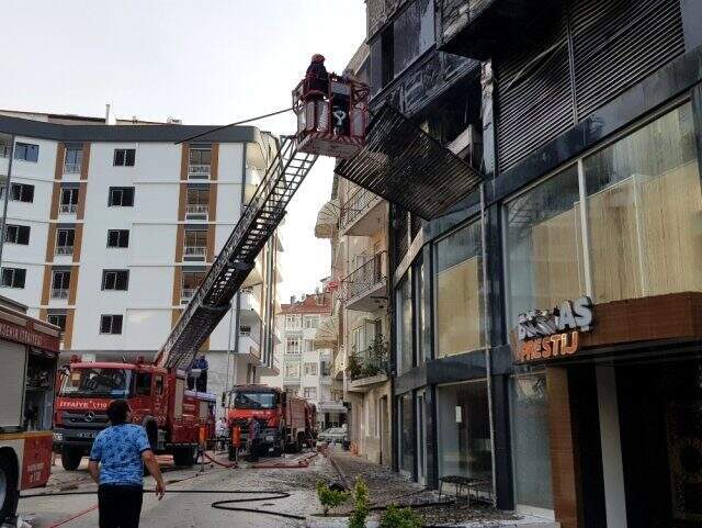 Sitede panik ve korku anları! Klima patladı alevler tüm her yeri sardı