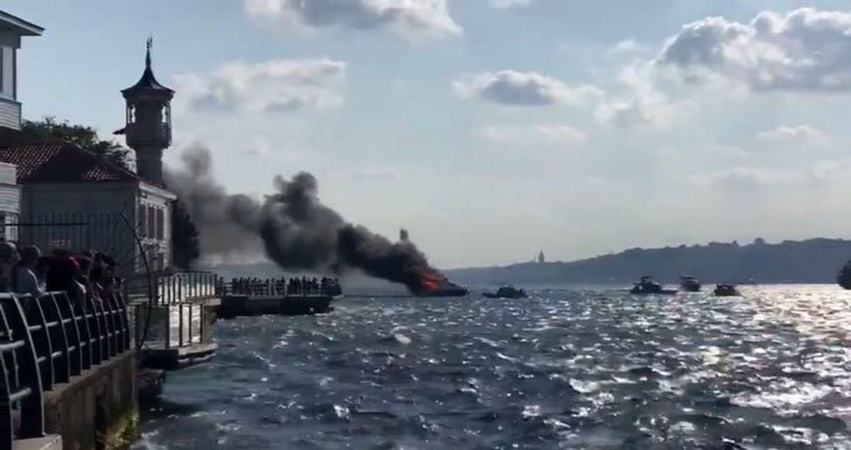 İstanbul Boğazı'nda yanan yatta bulunan yolcular, denize atlayarak kurtuldu