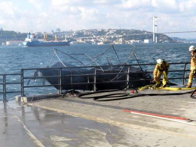 Son Dakika! İstanbul Boğazı'nda yanan tekneden, yolcular denize atlayarak kurtuldu