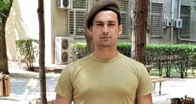 Yakışıklı oyuncu Alp Navruz, askerlik nasıl geçti sualine yaşlılık fotoğrafıyla cevap verdi