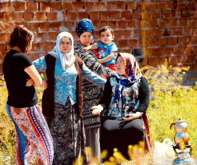 130 bin lirasını kaptırdığı müteahhidi boş arsada çay demleyerek protesto ediyor