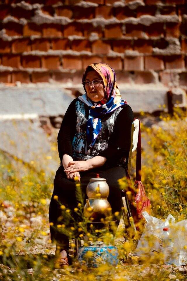 130 bin lirasını kaptırdığı müteahhidi boş arsada çay demleyerek protesto ediyor