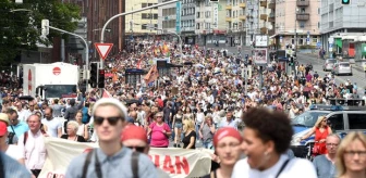 500 aşırı sağcı, 8 bin kişinin sokağa çıktığını görünce vazgeçti