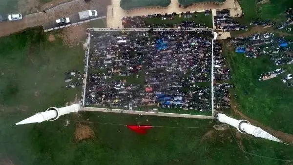 557 yıllık üstü açık camide namaz geleneği yaşatılıyor 557 yıllık üstü açık camide namaz geleneği yaşatılıyor
