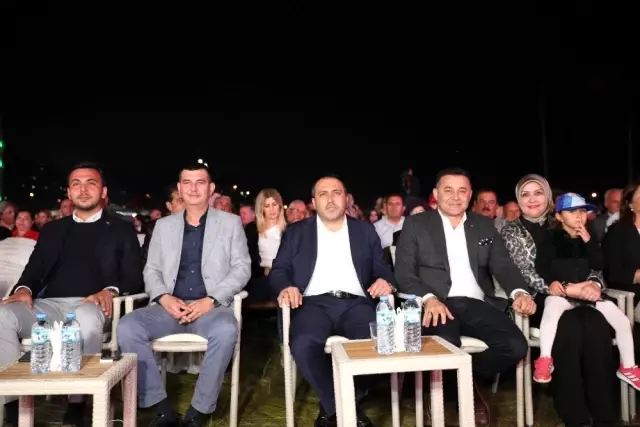 Alanya'da Hüsnü Şenlendirici ve Cengiz Kurtoğlu hayranlarıyla buluştu Alanya'da Hüsnü Şenlendirici ve Cengiz Kurtoğlu hayranlarıyla buluştu