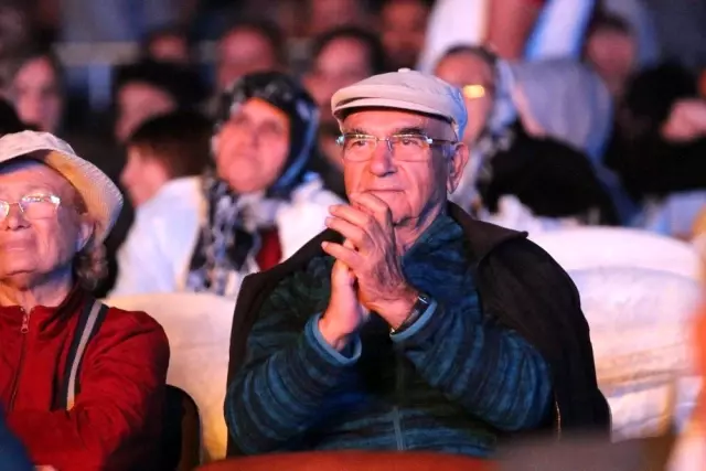 Alanya'da Hüsnü Şenlendirici ve Cengiz Kurtoğlu hayranlarıyla buluştu Alanya'da Hüsnü Şenlendirici ve Cengiz Kurtoğlu hayranlarıyla buluştu