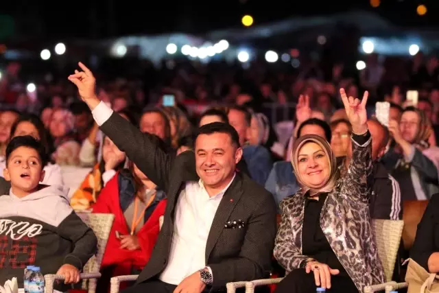 Alanya'da Hüsnü Şenlendirici ve Cengiz Kurtoğlu rüzgarı Alanya'da Hüsnü Şenlendirici ve Cengiz Kurtoğlu rüzgarı