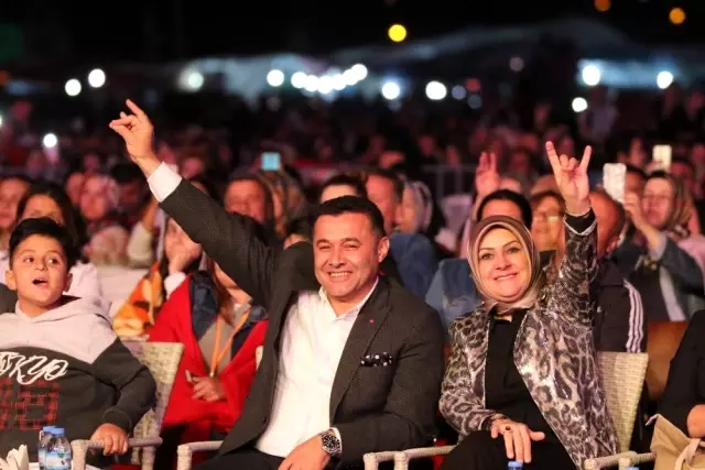 Alanya'da Hüsnü Şenlendirici ve Cengiz Kurtoğlu hayranlarıyla buluştu Alanya'da Hüsnü Şenlendirici ve Cengiz Kurtoğlu hayranlarıyla buluştu