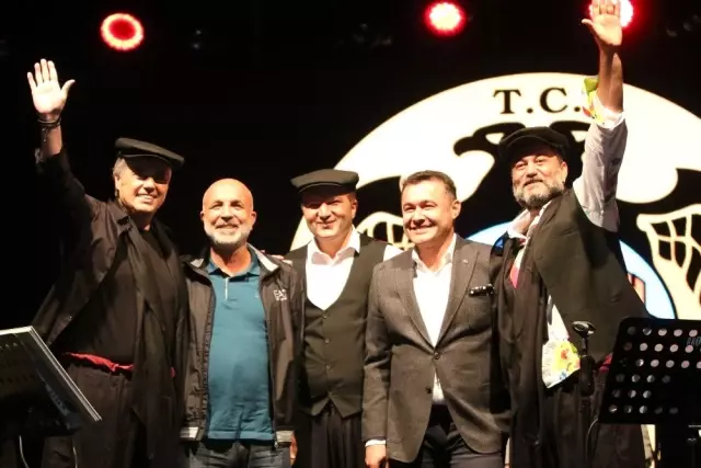 Alanya'da Hüsnü Şenlendirici ve Cengiz Kurtoğlu hayranlarıyla buluştu Alanya'da Hüsnü Şenlendirici ve Cengiz Kurtoğlu hayranlarıyla buluştu