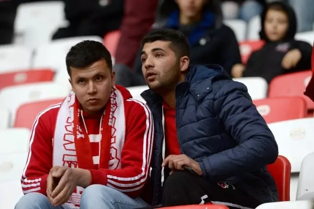 Antalyaspor'dan Ali Gürbüz'lü forma tanıtımı
