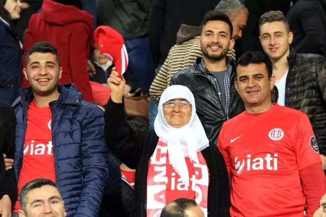 Antalyaspor'dan Ali Gürbüz'lü forma tanıtımı