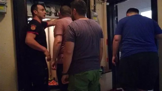 Asansörde mahsur kalan 3 kişiyi itfaiye ekipleri kurtardı Asansörde mahsur kalan 3 kişiyi itfaiye ekipleri kurtardı