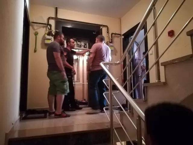 Asansörde mahsur kalan 3 kişiyi itfaiye ekipleri kurtardı Asansörde mahsur kalan 3 kişiyi itfaiye ekipleri kurtardı