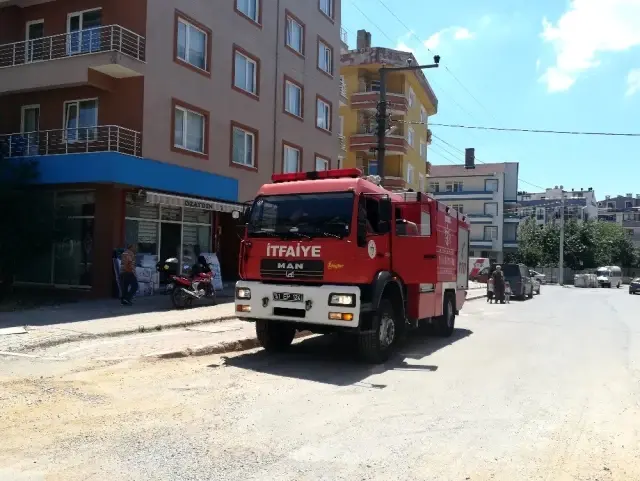 Asansörde mahsur kalan 3 kişiyi itfaiye ekipleri kurtardı Asansörde mahsur kalan 3 kişiyi itfaiye ekipleri kurtardı