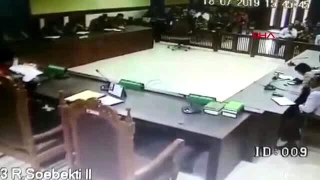 Avukat, duruşma salonunda hakimlere kemerle saldırdı