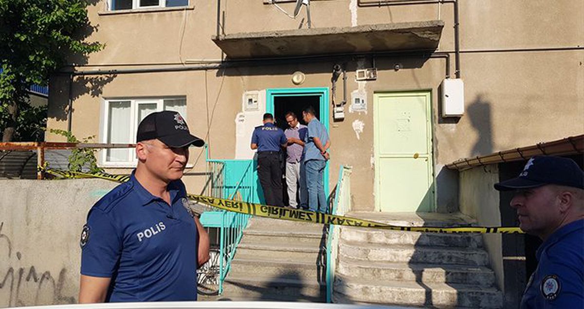 Babasının boğazını keserek öldürdüğünü polisi arayarak itiraf etti