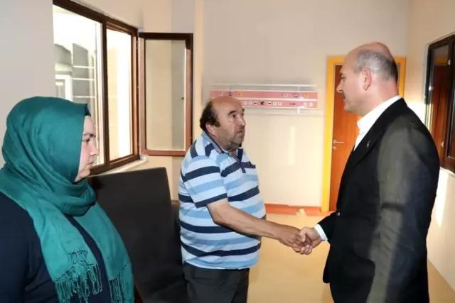 Bakan Soylu'dan yaralı polisin ailesine ziyaret