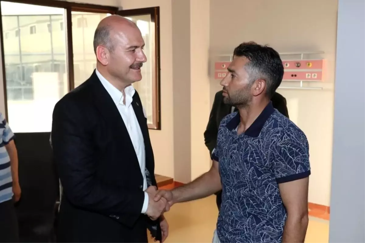 Bakan Soylu'dan yaralı polisin ailesine ziyaret