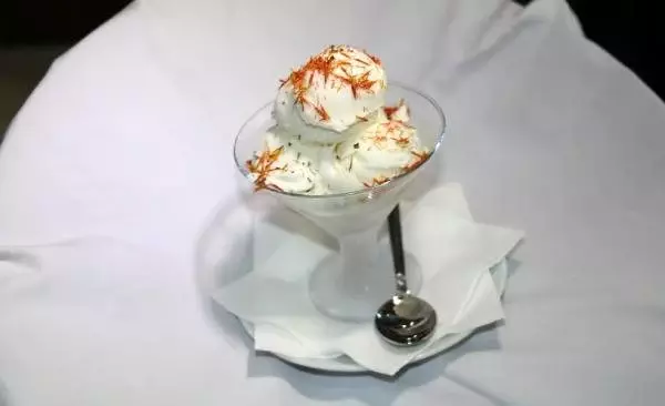 Kadıköy'de satılan bu dondurmanın bir topu 100 lira!