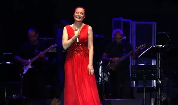 Candan Erçetin Kuşadası'nda hayranlarını coşturdu
