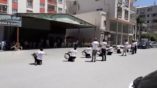 Davulculardan ilgi çeken gösteri